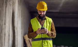 contractor using mobile apps