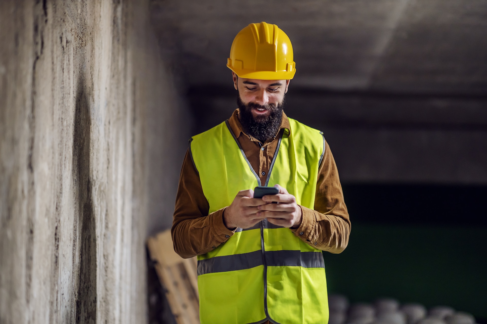 contractor using mobile apps